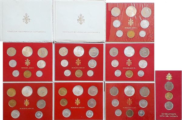 Vaticano 1962-1978: lotto composto da 10 divisionali in Lire FdC ufficiali, con 9 monete d’argento da 500 Lire. 