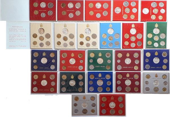 Vaticano 1979-2001: lotto di 23 divisionali Lire FdC ufficiali con altrettante monete da 500 e 1000 Lire d’argento. 