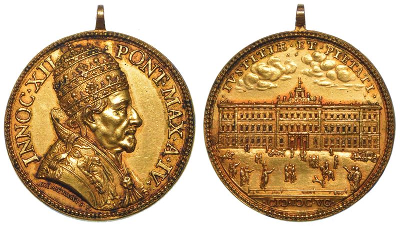 STATO PONTIFICIO. INNOCENZO XII (Antonio Pignatelli), 1691–1700. Medaglia annuale in bronzo dorato 1695/A. IV. Palazzo della Curia Innocenziana o di Montecitorio.  - Auction Numismatics - Medals and popes - II - Cambi Casa d'Aste