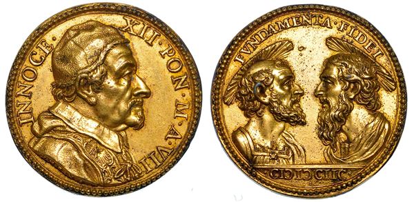 STATO PONTIFICIO. INNOCENZO XII (Antonio Pignatelli), 1691–1700. Medaglia annuale in bronzo dorato 1698/A. VII. Gli Apostoli S. Pietro e S. Paolo.