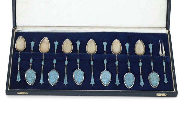 Dodici cucchiaini e una forchettina con smalti color turchese. Manifattura del XX secolo