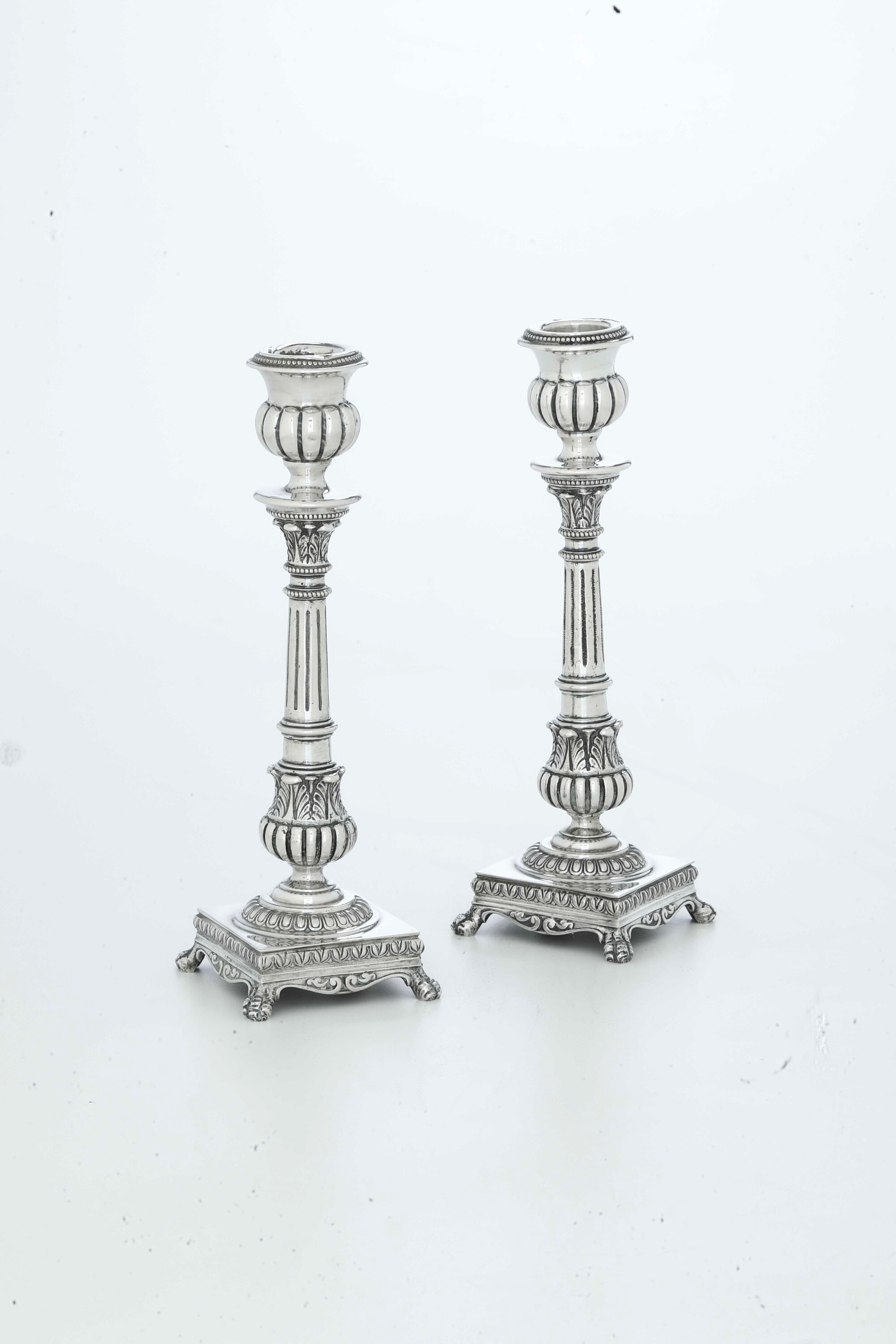 Pobbiati Virginio, Coppia di candelieri in argento fuso e sagomato (argenteria milanese, XX secol...