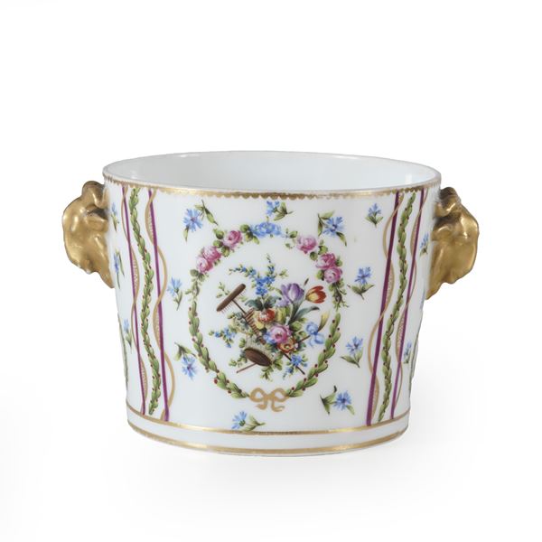 Piccolo vaso.  Parigi, XIX secolo.