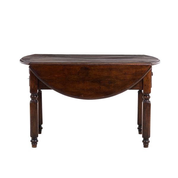 Tavolo ad alette in legno intagliato