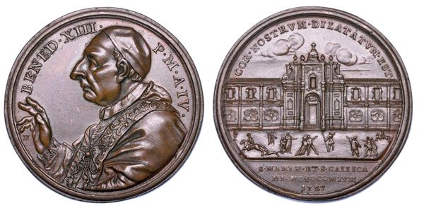 STATO PONTIFICIO. BENEDETTO XIII (Pier Francesco Vincenzo Maria Orsini), 1724-1730. Medaglia annuale in bronzo 1727/A. IV. Completamento dell'ospedale e consacrazione della chiesa di S. Maria e S. Gallicano.