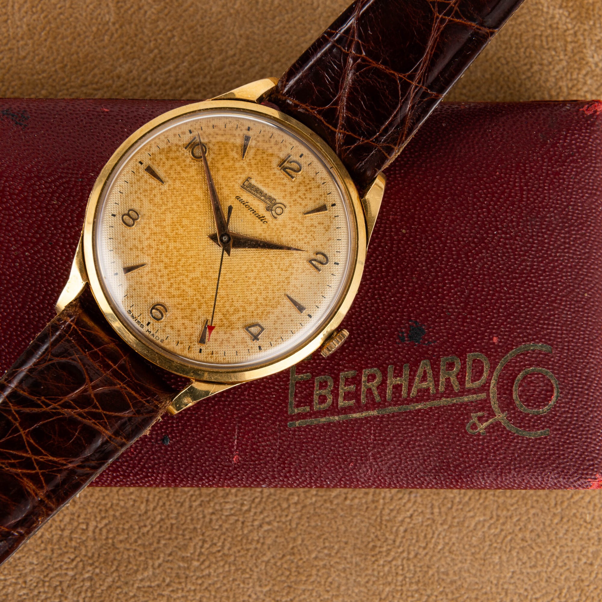 Eberhard & Co - Solo tempo in oro giallo 18k con quadrante champagne a nido d’ape e carica automa...