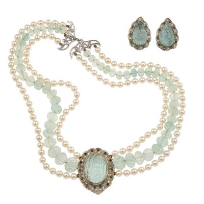 Demi-parure in oro bianco 750/1000 composta da collana e orecchini con acquemarine incise, diaman...
