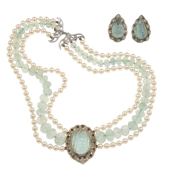 Demi-parure composta da collana ed orecchini con acquemarine incise, diamanti, zaffiri e perle coltivate