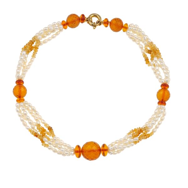 Collana a più fili di perle di fiume e quarzi citrini con inserti in ambra rigenerata