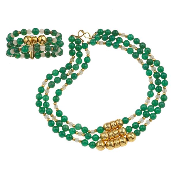 Demi-parure composta collana e bracciale a più fili con boules di calcedonio verde e calcedonio bianco con inserti in oro e metallo