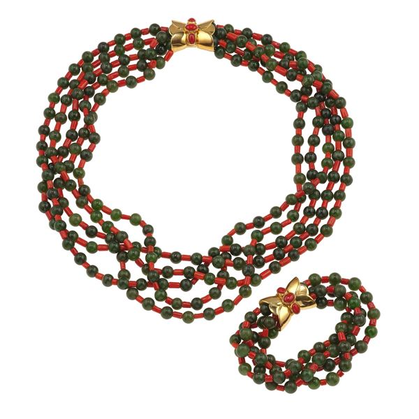 Demi-parure composta da collana e bracciale a più fili con boules di diaspro ed inserti in corallo