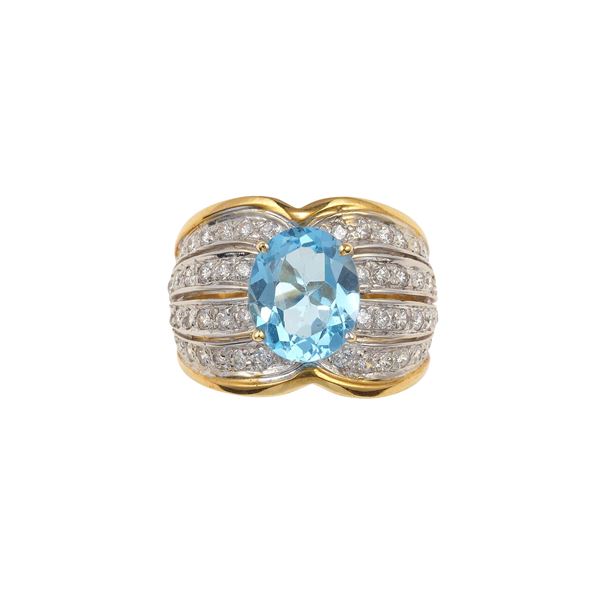 Anello con topazio azzurro e piccoli diamanti