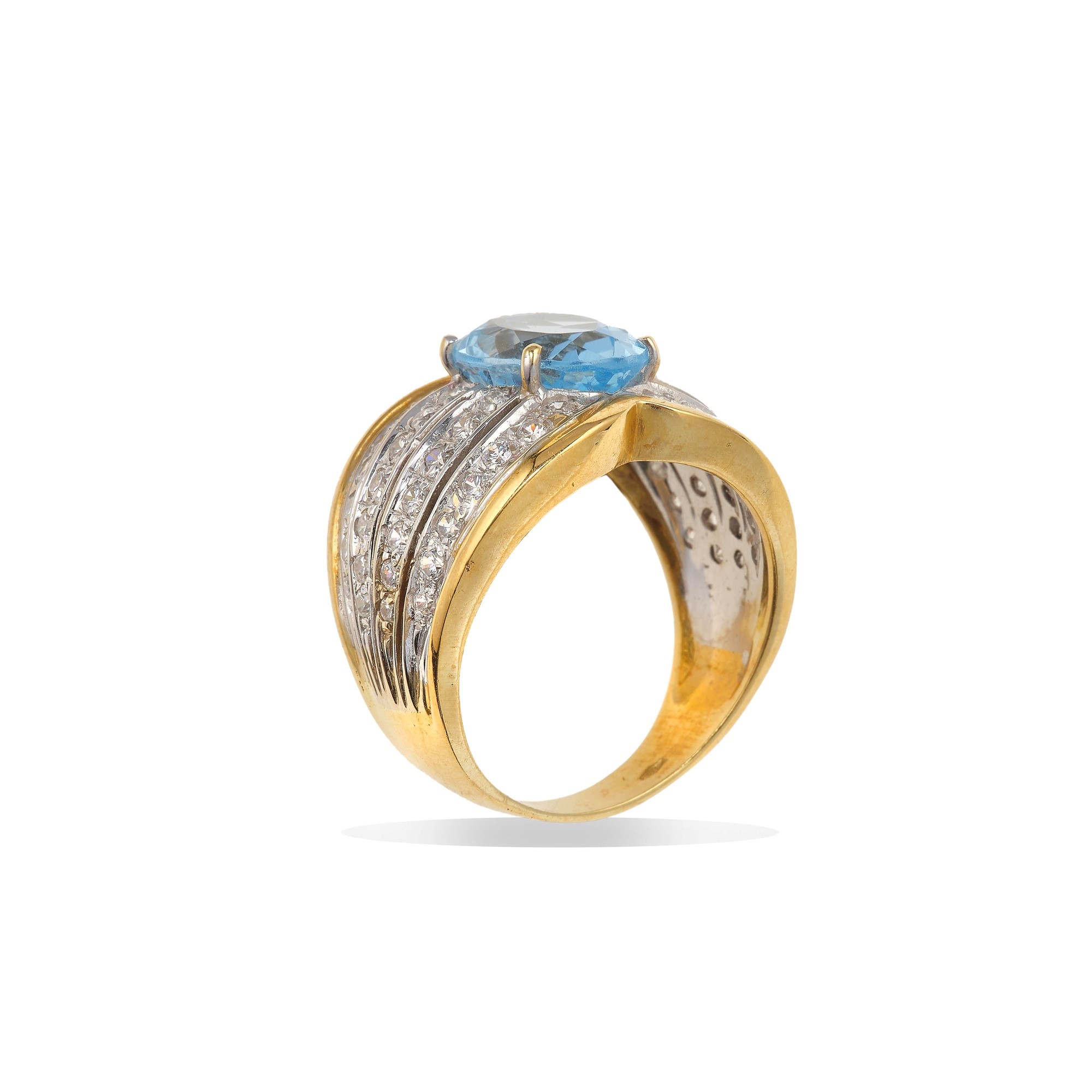 Anello in oro giallo e bianco 750/1000 con topazio azzurro e diamanti