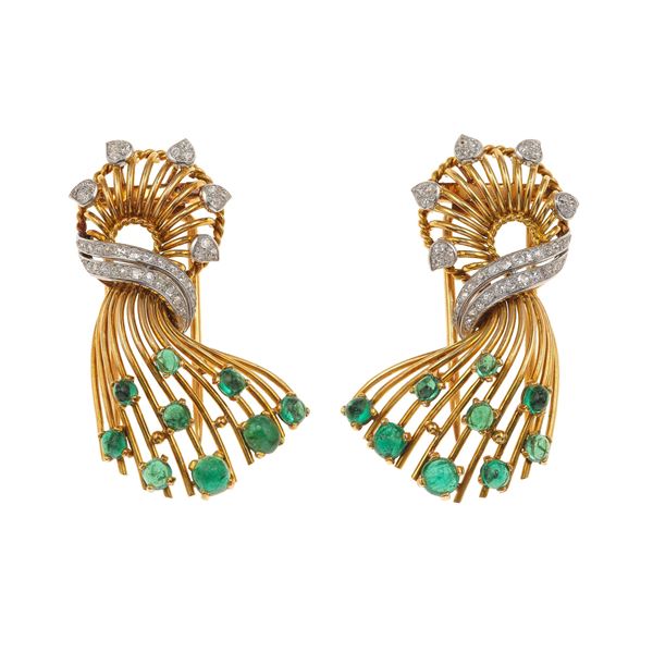 Mellerio dits Meller. Coppia di clips con diamanti e smeraldi taglio cabochon