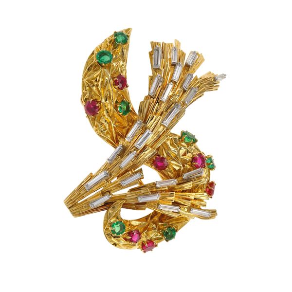 Cartier, Paris. Clip con diamanti, smeraldi e rubini