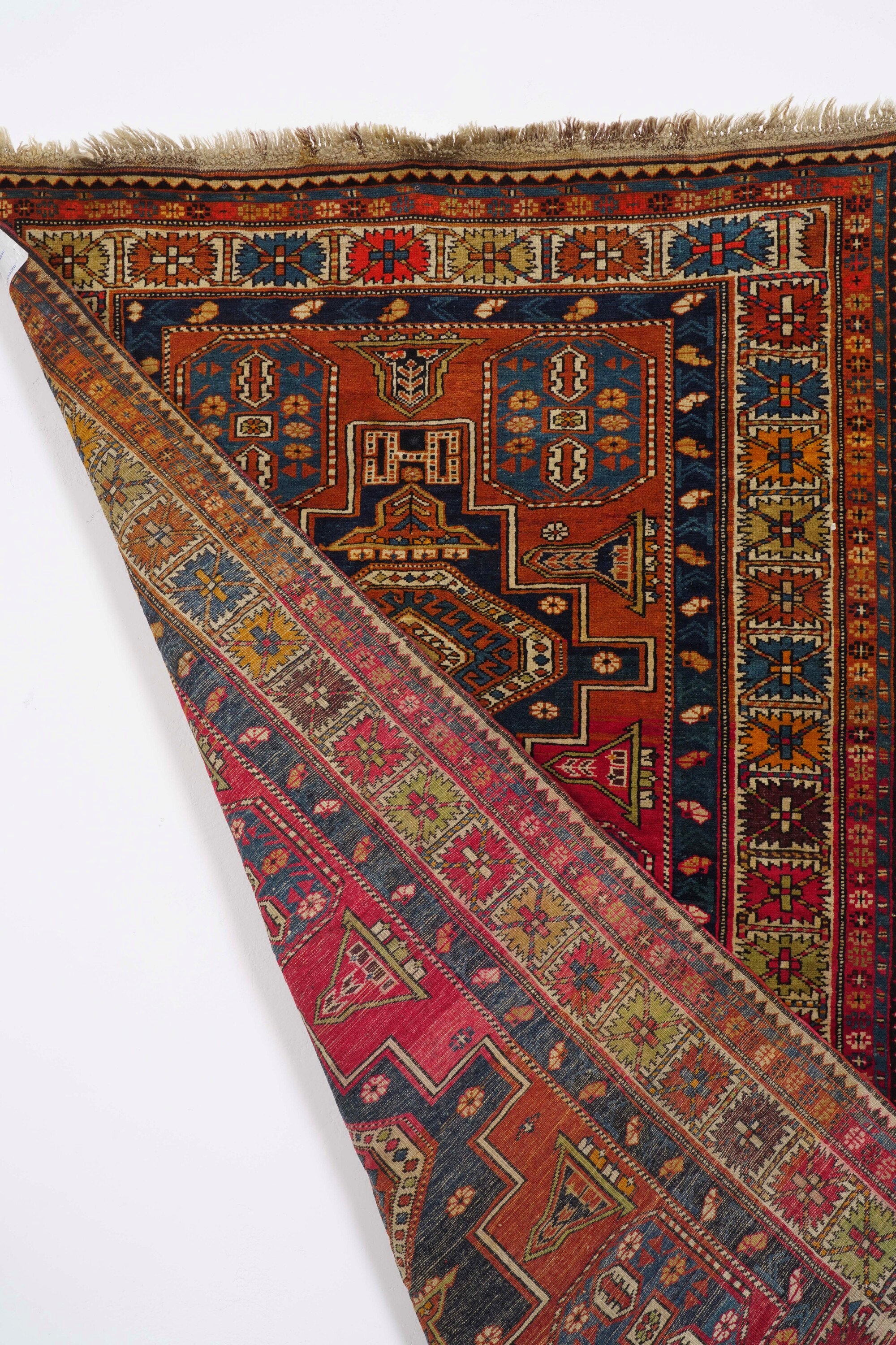 Tappeto Shirvan del Caucaso, inizio XX secolo, campo mattone con due medaglioni blu, cm 189x119