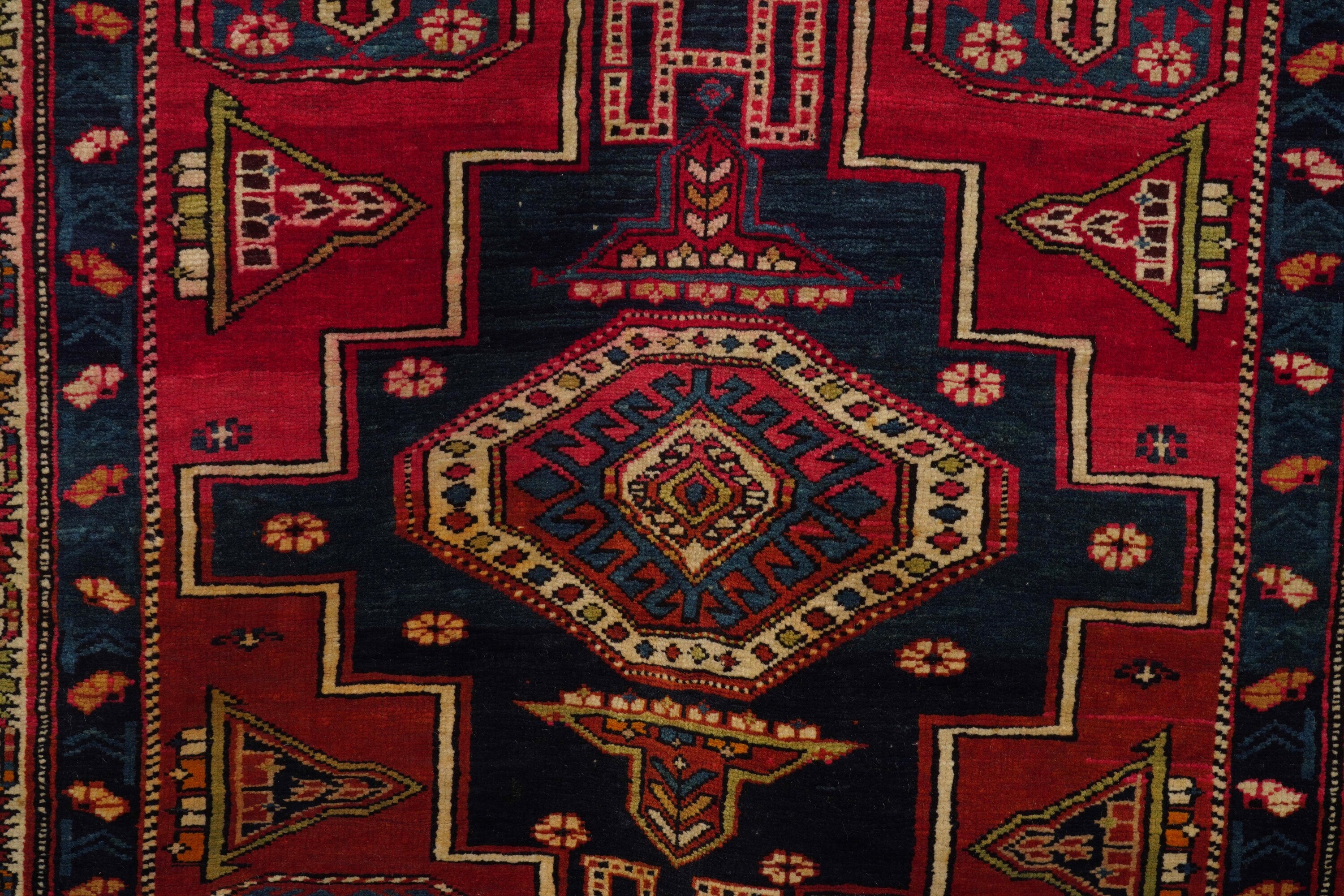 Tappeto Shirvan del Caucaso, inizio XX secolo, campo mattone con due medaglioni blu, cm 189x119