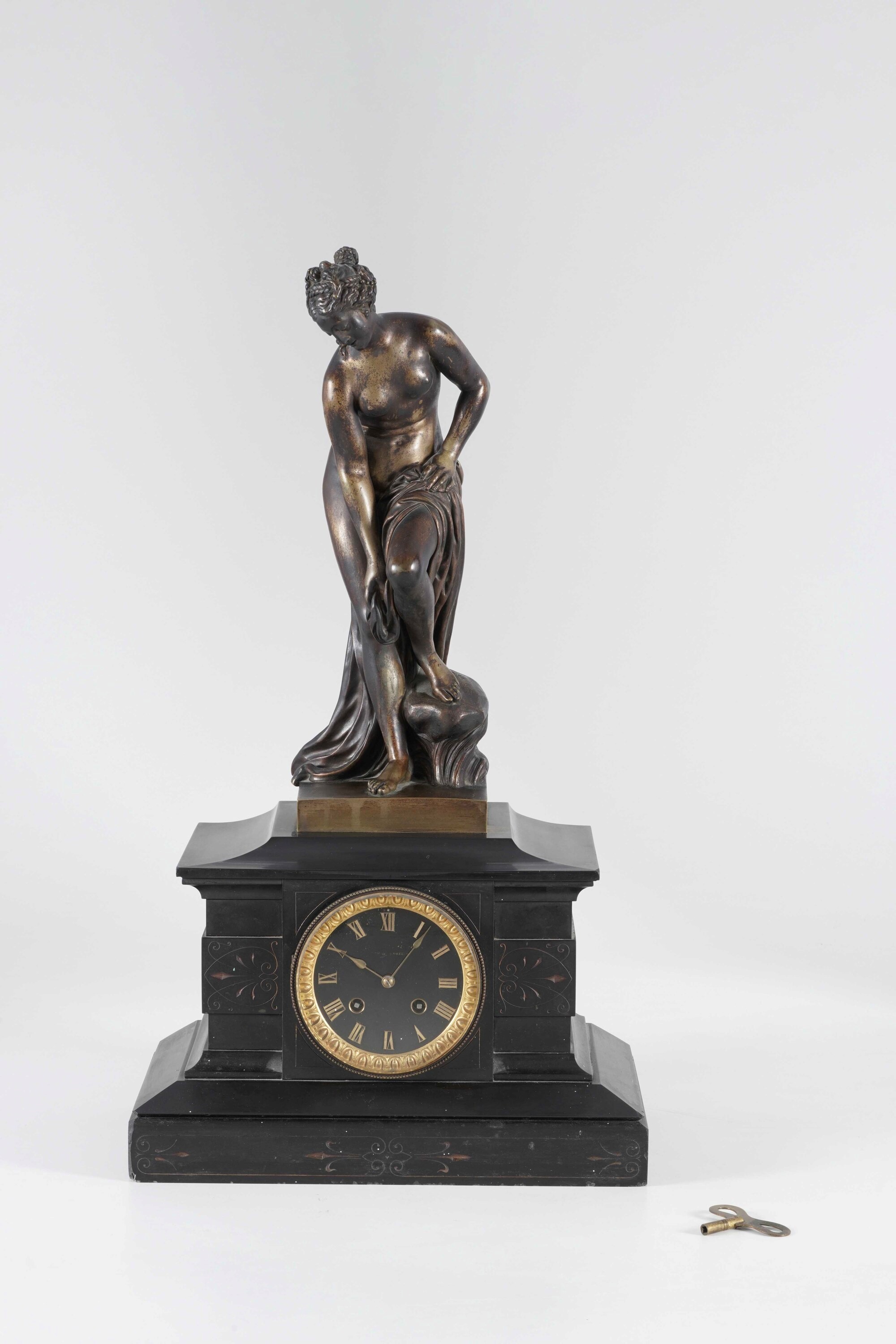 Orologio da Appoggio con Cassa in Marmo Nero Sormontata da Figura di Venere in Bronzo. XX Secolo