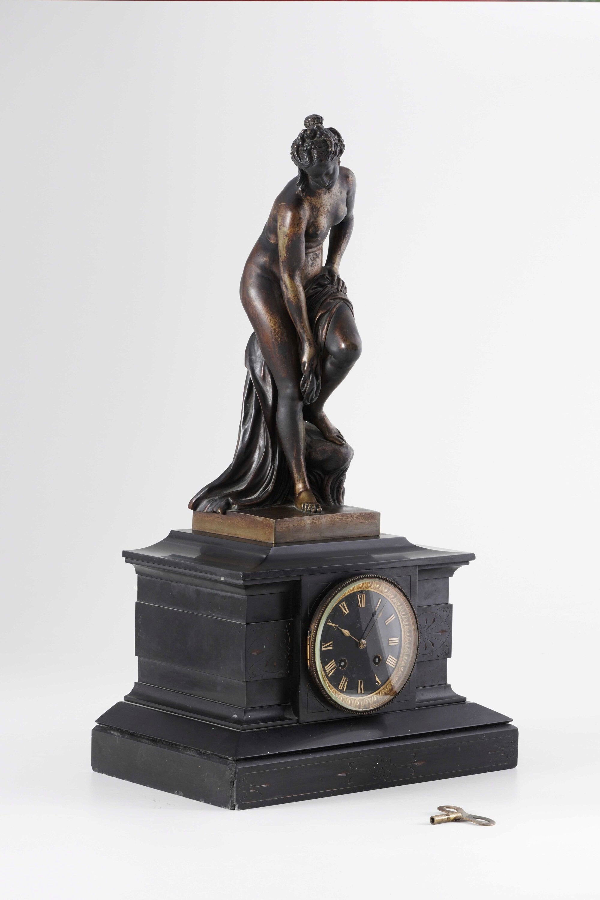 Orologio da Appoggio con Cassa in Marmo Nero Sormontata da Figura di Venere in Bronzo. XX Secolo