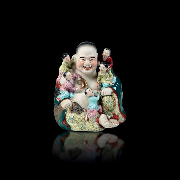 Figura di Budai con bambini in porcellana policroma, Cina, Dinastia Qing, fine XIX secolo