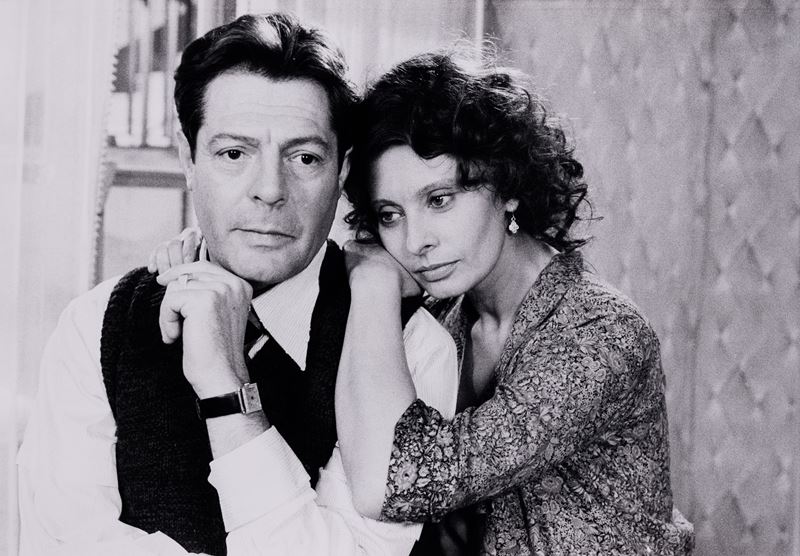 Tazio Secchiaroli : Sophia Loren and Marcello Mastroianni, scene from the movie “Una Giornata Particolare”  (1977)  - gelatin silver print - Auction Photography - Cambi Casa d'Aste
