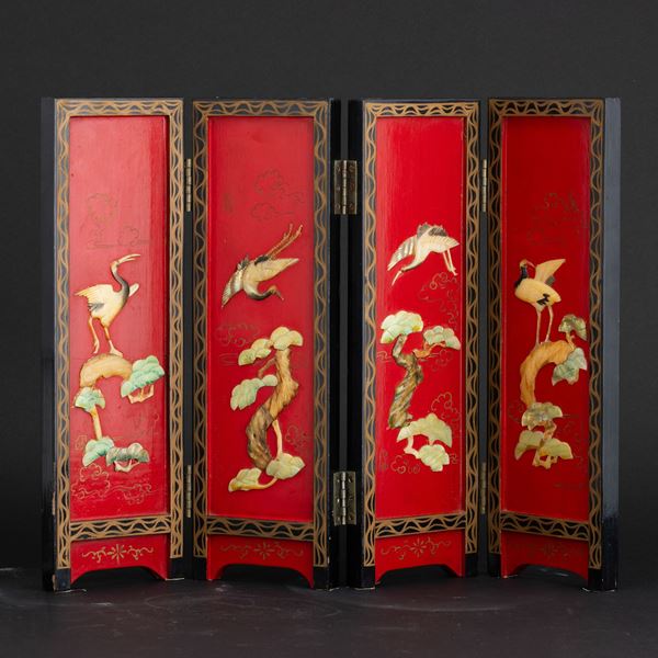 Paravento a quattro ante in legno raffigurante scena naturalistica a rilievo con innesti di pietre dure, Cina, Repubblica