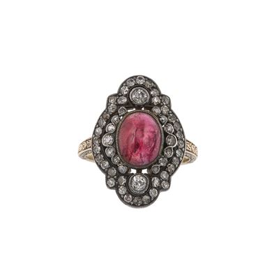 Anello con Diamanti Taglio Huit-huit e Granato Taglio Cabochon