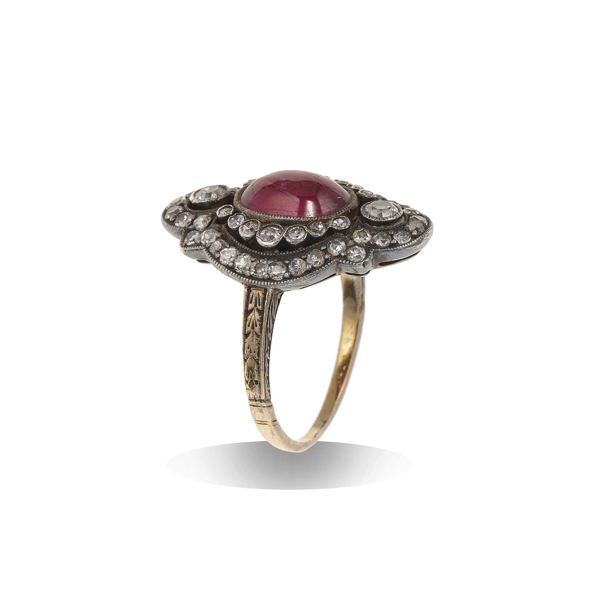 Anello con Diamanti Taglio Huit-huit e Granato Taglio Cabochon