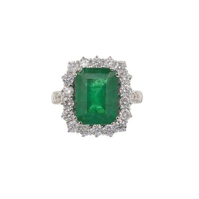 Anello con Smeraldo Brasile di Ct 4.52 e Diamanti a Contorno