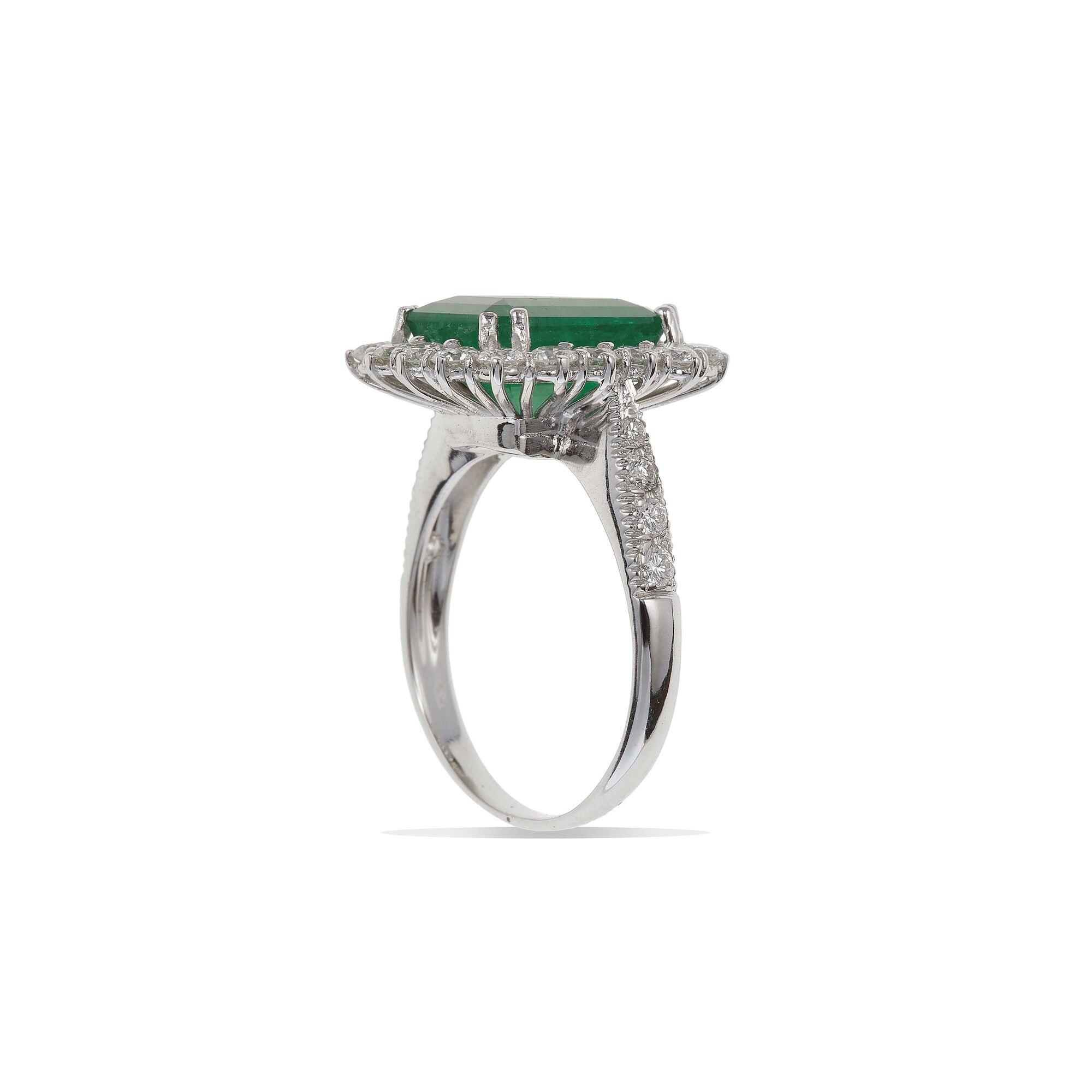 Anello con Smeraldo Brasile di Ct 4.52 e Diamanti a Contorno