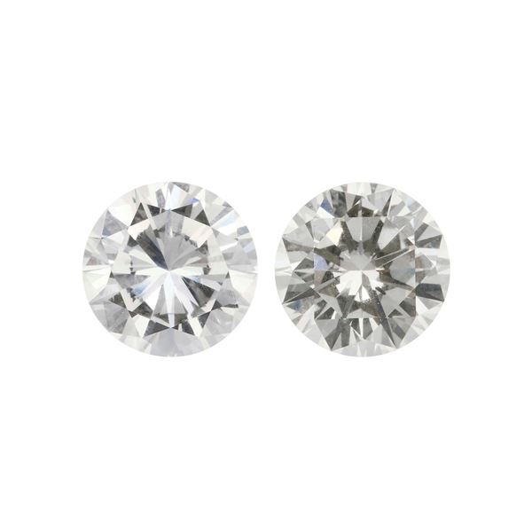 Coppia di diamanti taglio brillante di ct 2.16 e 2.13, colore N e J, caratteristiche interne VS1, fluorescenza nulla