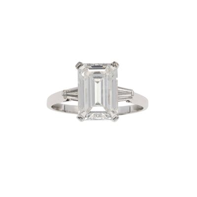 Anello con Diamante Taglio Smeraldo di Ct 3.00, Colore J, Caratteristiche Interne Vvs2, Fluoresce...