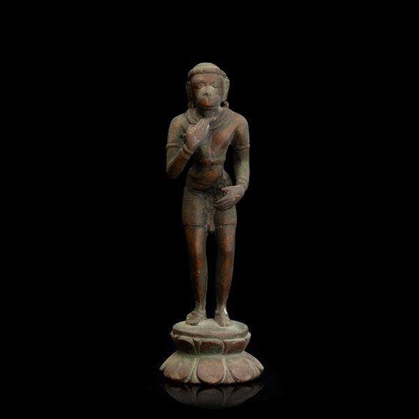 Figura di Hanuman stante in bronzo, India, XIX secolo