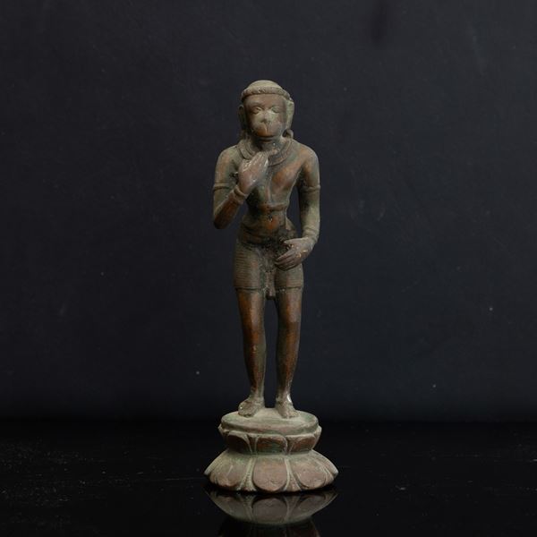 Figura di Hanuman stante in bronzo, India, XIX secolo