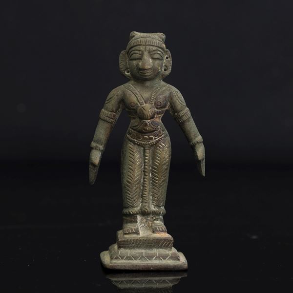 Figura in bronzo raffigurante divinità stante, India, XIX secolo