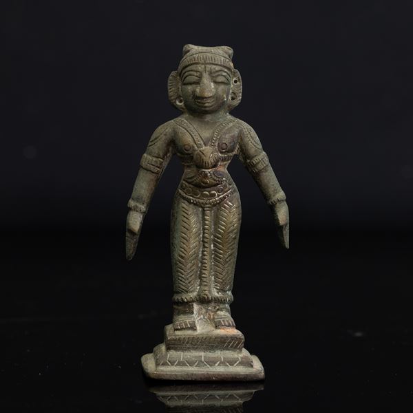 Figura in bronzo raffigurante divinità stante, India, XIX secolo