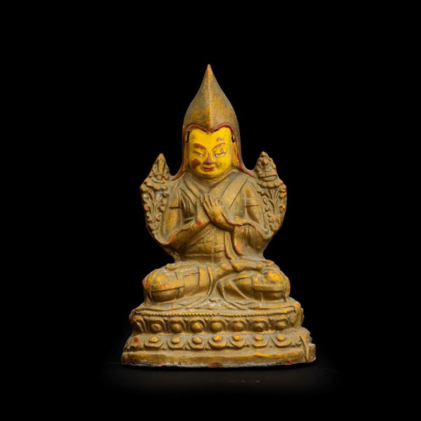 Figura di Tsongkhapa in ceramica seduto su doppio fiore di loto, tracce di policromia, Cina, XVIII secolo