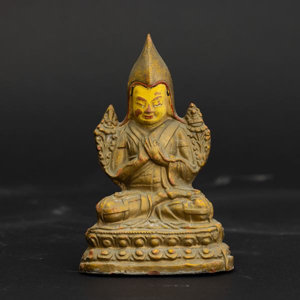Figura di Tsongkhapa in ceramica seduto su doppio fiore di loto, tracce di policromia, Cina, XVIII secolo
