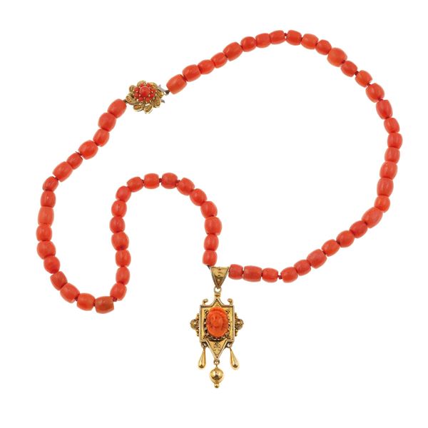 Collana con pendente con corallo intagliato
