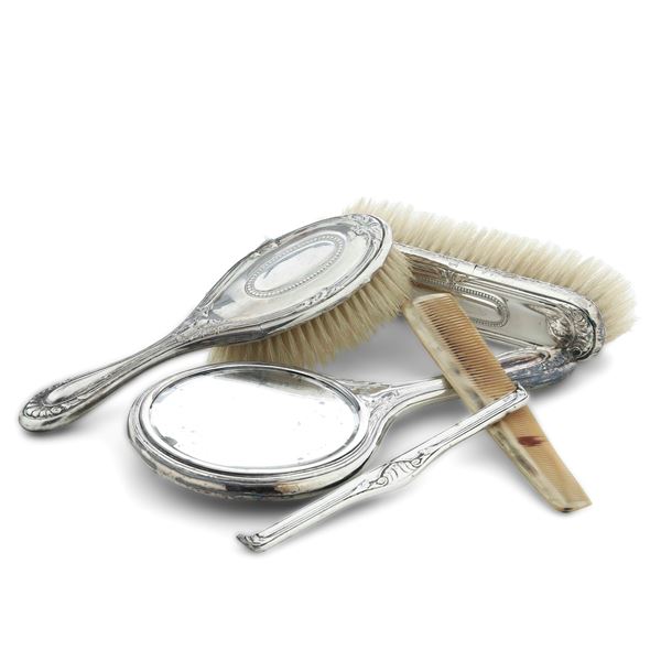 Set di spazzole in metallo argentato. XX secolo