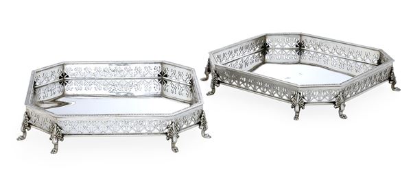 Coppia di vassoi centrotavola. Argenteria artistica milanese del XX secolo. Argentiere Ilario Pradella