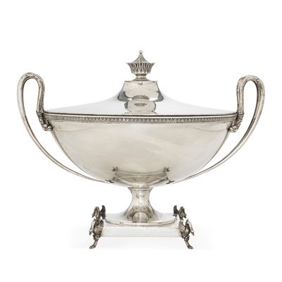 Ilario Pradella, Zuppiera neoclassica in argento fuso e sagomato (argenteria milanese, XX secolo)