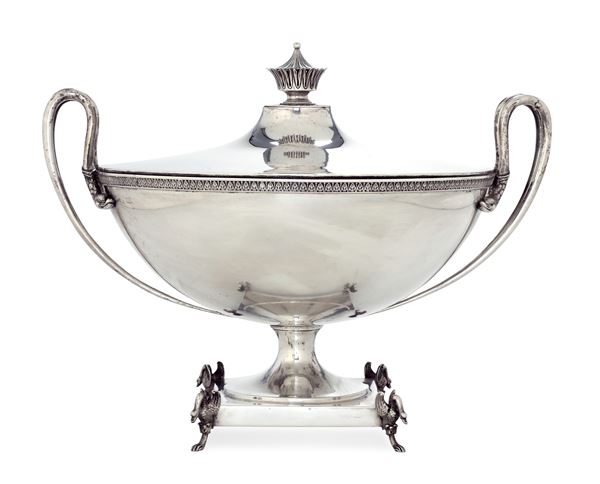 Zuppiera di gusto neoclassico. Argenteria milanese del XX secolo, marchio con fascio littorio in uso dal 1935 al 1945, argentiere Ilario Pradella