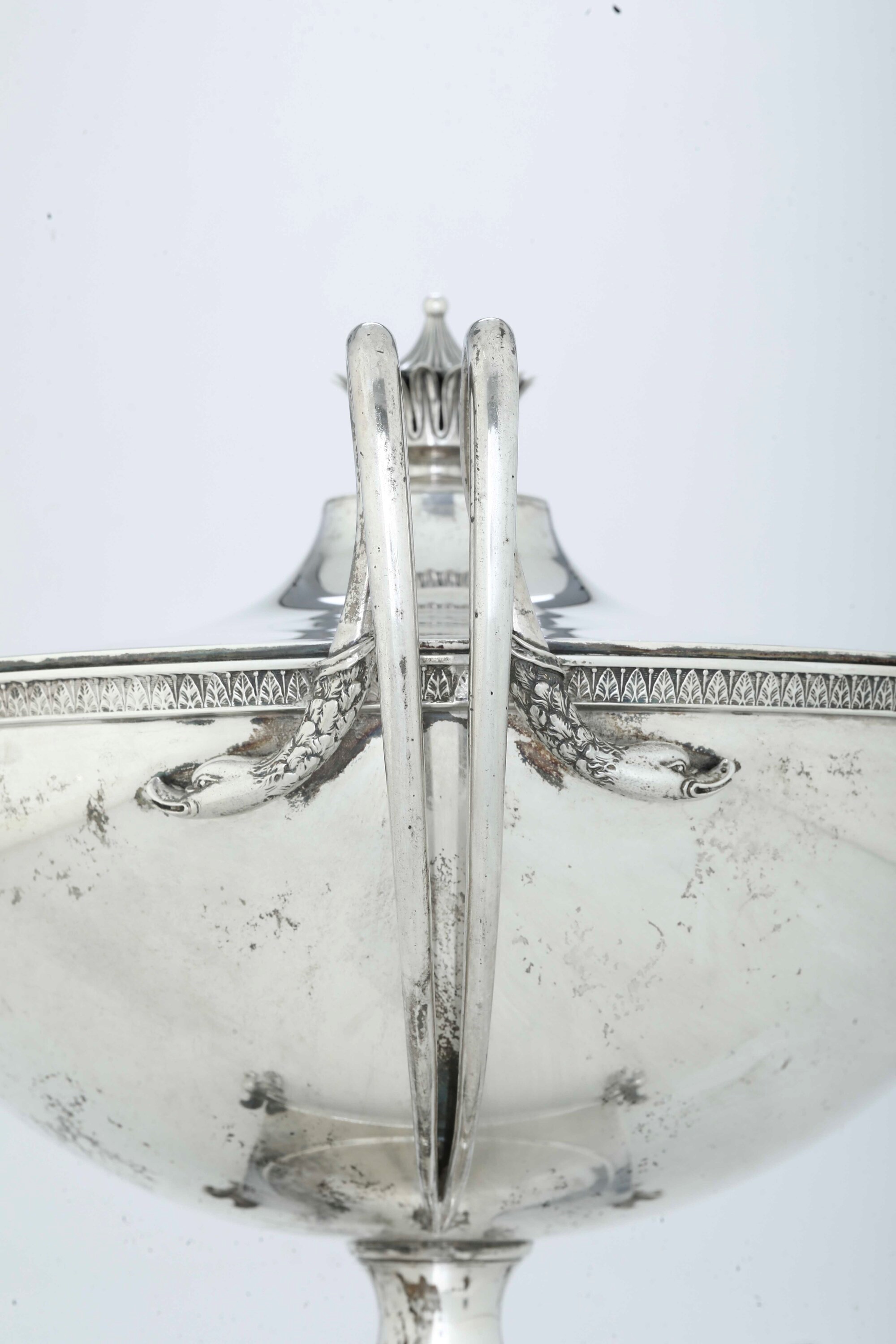 Ilario Pradella, Zuppiera neoclassica in argento fuso e sagomato (argenteria milanese, XX secolo)