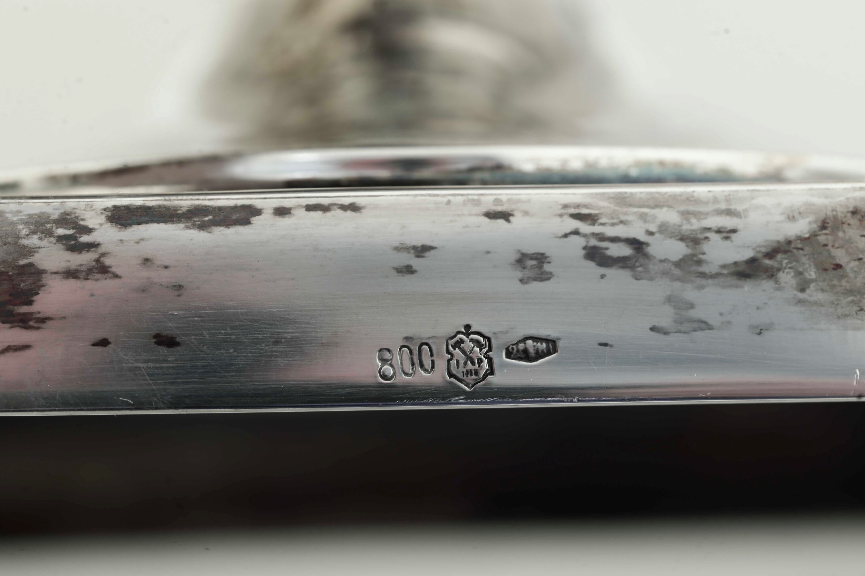 Ilario Pradella, Zuppiera neoclassica in argento fuso e sagomato (argenteria milanese, XX secolo)