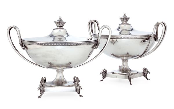 Coppia di zuppiere di gusto neoclassico. Argenteria milanese del XX secolo, marchio con fascio littorio in uso dal 1935 al 1945, argentiere Ilario Pradella