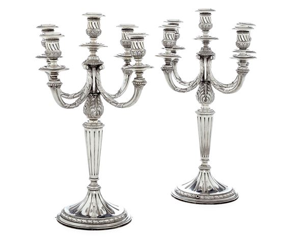 Coppia di candelabri a cinque fiamme. Argenteria artistica milanese, prima metà del XX secolo. Argentiere Messulam