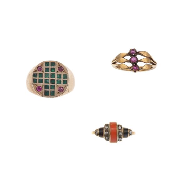 Lotto composto da tre anelli con gem set