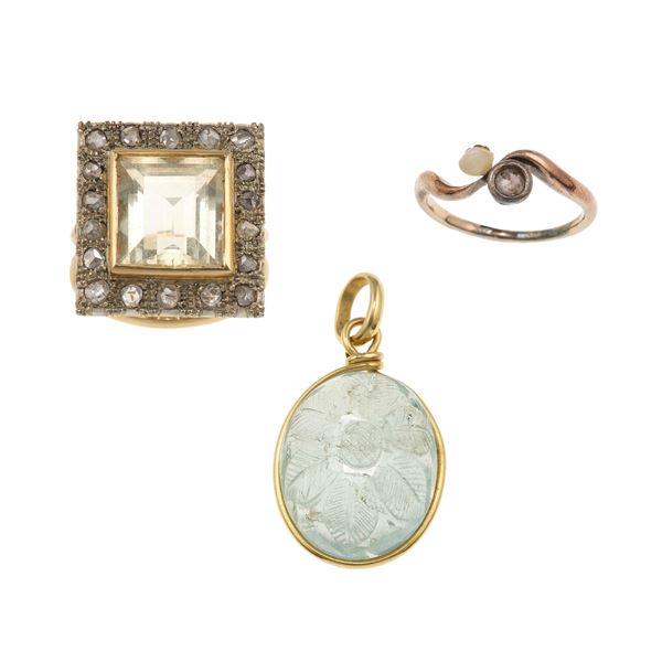 Lotto composto da anello con scapolite, anello contrariè e pendente con berillo inciso