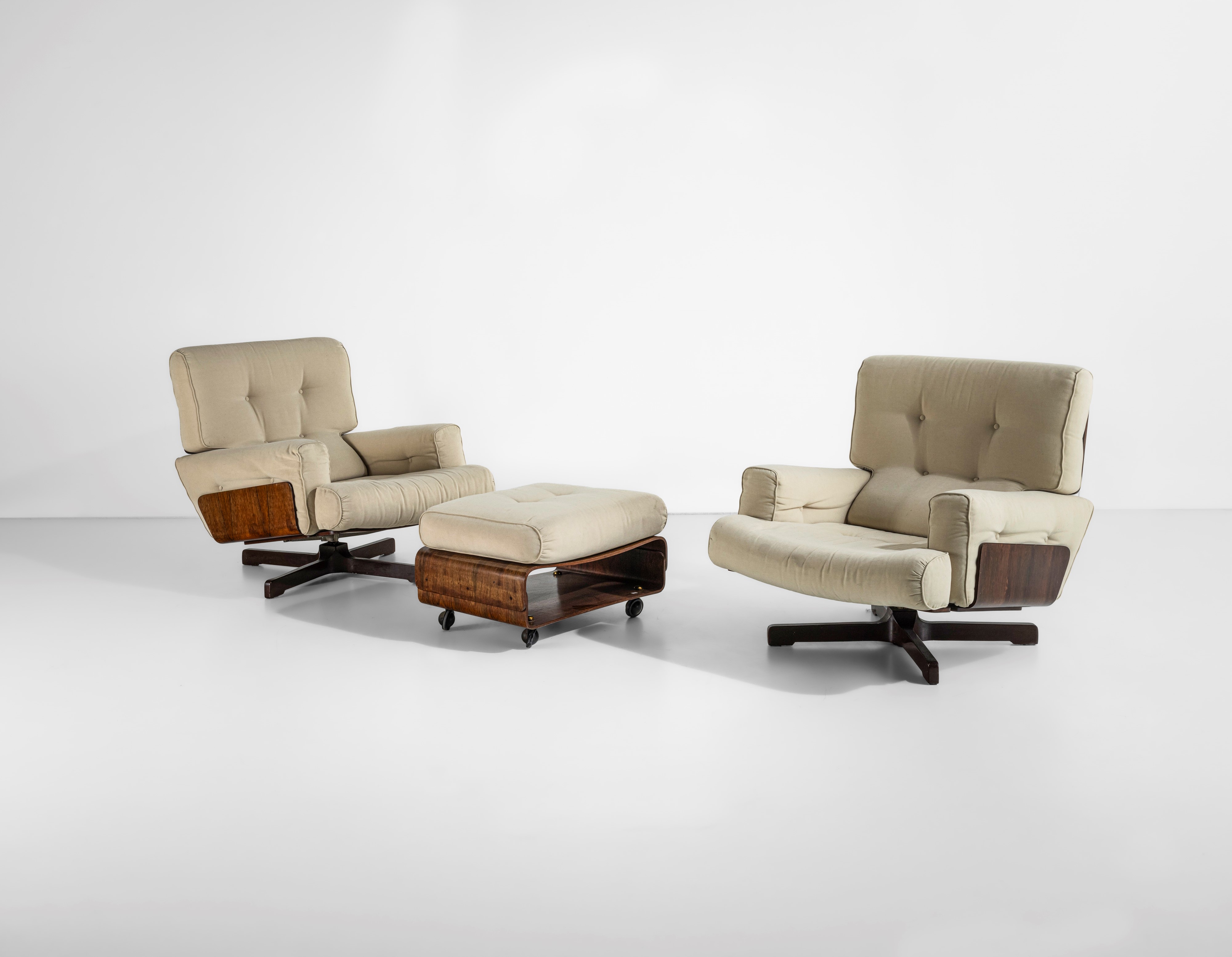 Menilio Taro - Due Poltrone e Pouf Mod. 401.